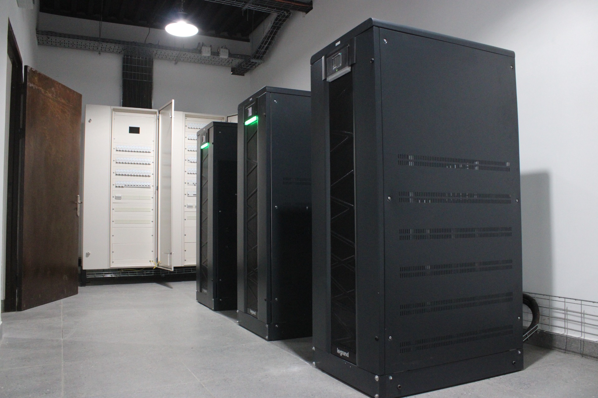 Baies informatiques et équipements VDI installés dans un local technique.