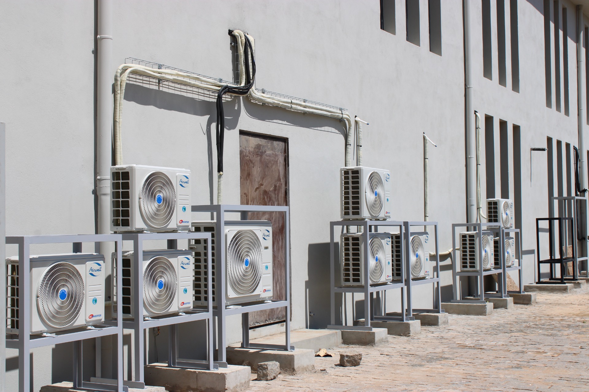 Unités extérieures de climatisation installées sur la façade d’un bâtiment tertiaire.